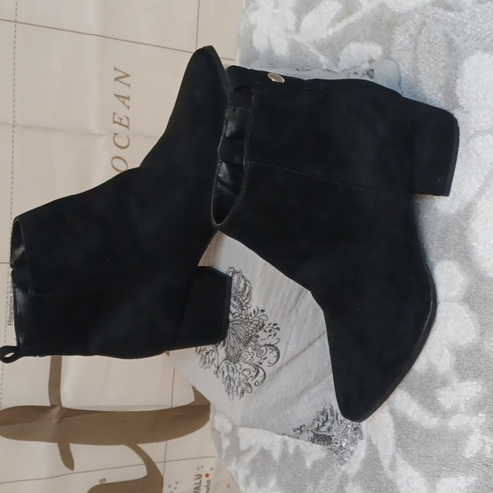 A. NEW DAY. SIZE 6.5 .Black Ankle  beautiful Boots - Picture 2 of 7